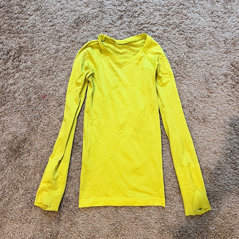 Selling this super cute lululemon long sleeve swiftly tec